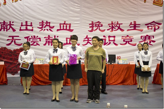 6 市献血办张大业科长为二等奖代表颁奖