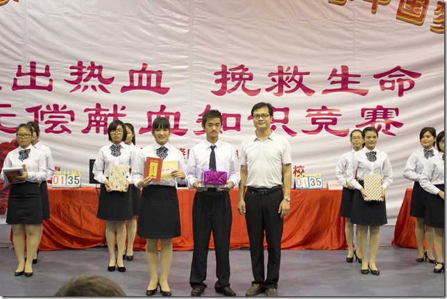 5 校团委廖明生书记为三等奖代表颁奖