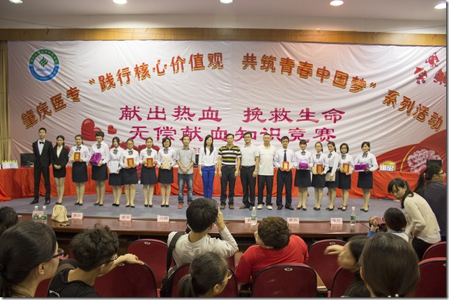 8 嘉宾与参赛队代表合影留念