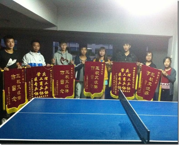 三校互赠锦旗