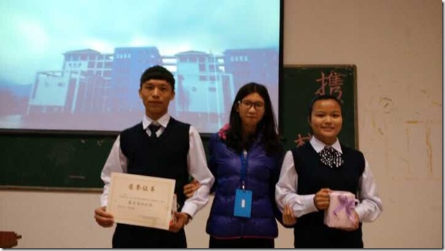 4 学生干部为获奖社团颁奖（3）