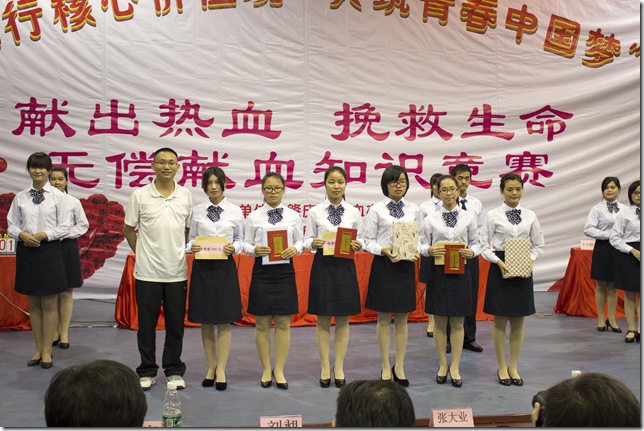4 辅导员黄彦老师为优秀奖代表颁奖