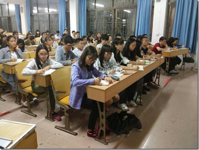 03 青年学生认真作学习笔记