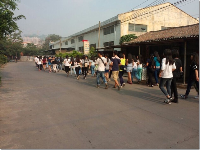 社团成员去敬老院的路上
