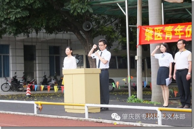 3 校团委学生书记李宏丰领誓