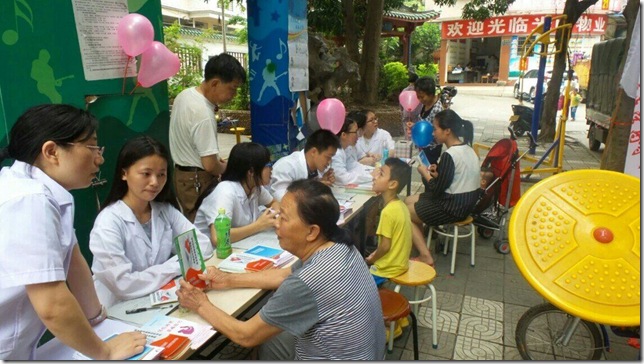 04志愿者师生向耐心向社区居民解答疑问