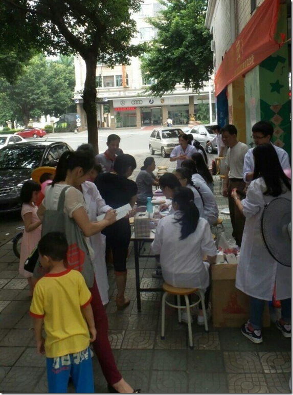 01社区居民前来咨询地贫知识