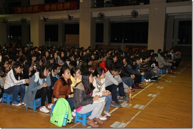 2 同学们认真收听讲座 2 同学们认真收听讲座