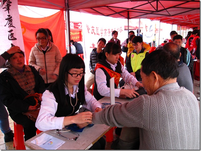 同学们认真热情地为市民医疗保健